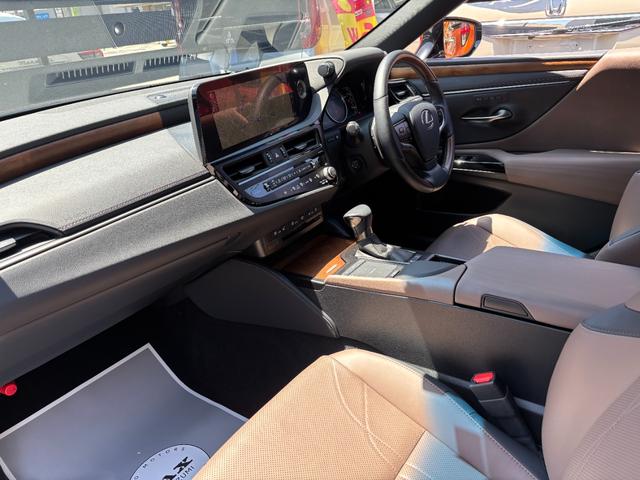 ＥＳ ＥＳ３００ｈ　バージョンＬ　後期型　禁煙車　茶本革　全席シートヒーター　三眼ＬＥＤヘッドライト　１２．３型ナビ　パノラミックビュー　ＡｐｐｌｅＣａｒＰｌａｙ　前後ドラレコ　ＥＴＣ　ＰＣＳ　ＬＴＡ　ＢＳＭ　１８ｉｎｃｈＡＷ（26枚目）