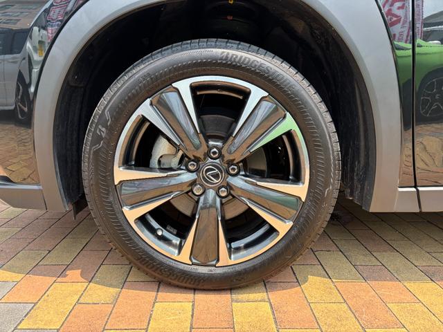 ＵＸ ＵＸ２５０ｈ　バージョンＬ　ワンオーナー　禁煙車　茶本革　サンルーフ　パノラミックビューモニター　１２．３型ナビ　フルセグ　おくだけ充電　三眼ＬＥＤヘッドライト　前後ドラレコ　ＥＴＣ　ＢＳＭ　ＨＵＤ　ＰＫＳＢ　１８ｉｎｃｈＡＷ（19枚目）