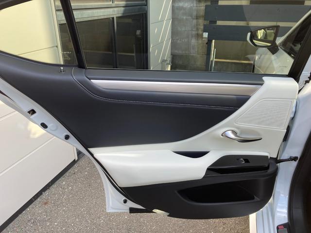 ES ES300h Fスポーツ 後期型 TRDフルエアロ&TRDマフラー デジタルインナーミラー オレンジキャリパー パワートランク ワイヤレス充電 カラーヘッドアップディスプレイ ワンオーナー パノラミックビューモニター(45枚目)