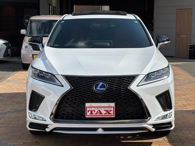 ＲＸ ＲＸ４５０ｈ　Ｆスポーツ　後期型　赤革　サンルーフ　ＴＲＤフルエアロ＆スポーツマフラー　パノラミックビューモニター　１２．３型ナビ　ＡｐｐｌｅＣａｒＰｌａｙ　三眼ＬＥＤヘッドライト　パワーバックドア　２０ｉｎｃｈＡＷ（5枚目）