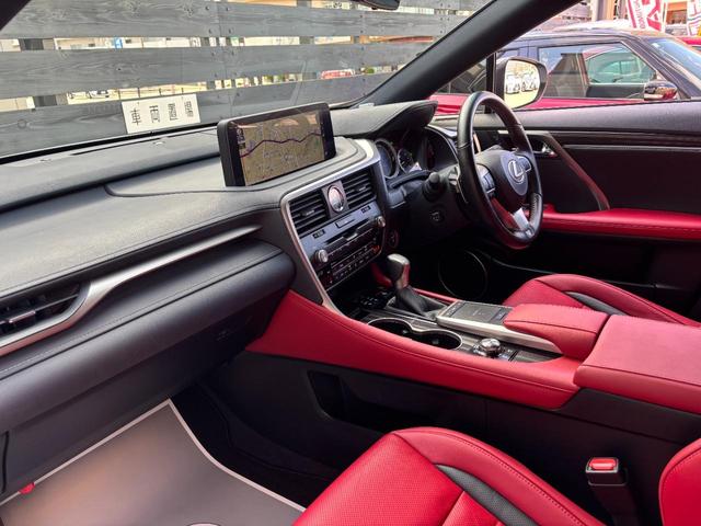 ＲＸ ＲＸ４５０ｈ　Ｆスポーツ　後期型　赤革　サンルーフ　ＴＲＤフルエアロ＆スポーツマフラー　パノラミックビューモニター　１２．３型ナビ　ＡｐｐｌｅＣａｒＰｌａｙ　三眼ＬＥＤヘッドライト　パワーバックドア　２０ｉｎｃｈＡＷ（30枚目）