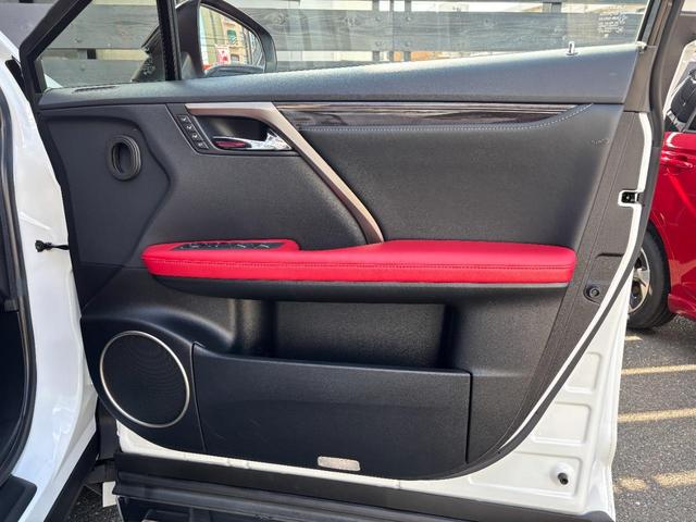 ＲＸ ＲＸ４５０ｈ　Ｆスポーツ　後期型　赤革　サンルーフ　ＴＲＤフルエアロ＆スポーツマフラー　パノラミックビューモニター　１２．３型ナビ　ＡｐｐｌｅＣａｒＰｌａｙ　三眼ＬＥＤヘッドライト　パワーバックドア　２０ｉｎｃｈＡＷ（34枚目）