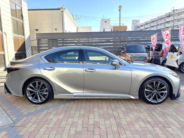 ＩＳ ＩＳ３００ｈ　Ｆスポーツ　フルエアロ＆スポーツマフラー　黒本革　パノラミックビューモニター　三眼ＬＥＤヘッドライト　前席シートヒーター＆ベンチレーション　デュアルオートエアコン　前後ドラレコ　ＥＴＣ　ＲＣＣ　１９ｉｎｃｈＡＷ（12枚目）