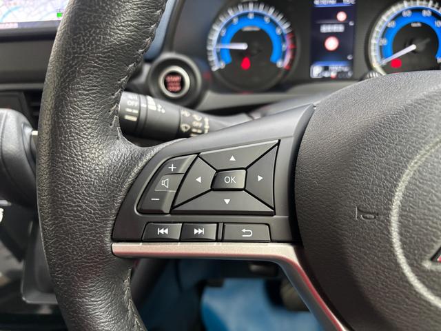 ステアリングスイッチ付き！ハンドルには、ナビやオーディオと連動したスイッチが付いています！手元で操作出来る為、大変便利ですよ♪純正ナビの嬉しいポイントですね♪