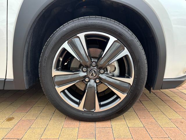 ＵＸ ＵＸ２５０ｈ　バージョンＬ　ＭＣ後モデル　白本革　パノラミックビュー　１２．３型ナビ　フルセグ　デュアルオートエアコン　三眼ＬＥＤヘッドライト　前席シートヒーター＆ベンチレーション　前後ドラレコ　ＥＴＣ　ＰＣＳ　１８ｉｎｃｈＡＷ（16枚目）