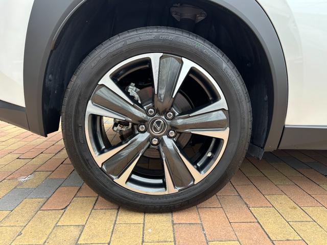 ＵＸ ＵＸ２５０ｈ　バージョンＬ　ＭＣ後モデル　白本革　パノラミックビュー　１２．３型ナビ　フルセグ　デュアルオートエアコン　三眼ＬＥＤヘッドライト　前席シートヒーター＆ベンチレーション　前後ドラレコ　ＥＴＣ　ＰＣＳ　１８ｉｎｃｈＡＷ（17枚目）