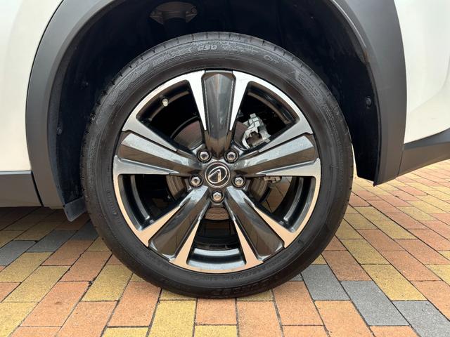 ＵＸ ＵＸ２５０ｈ　バージョンＬ　ＭＣ後モデル　白本革　パノラミックビュー　１２．３型ナビ　フルセグ　デュアルオートエアコン　三眼ＬＥＤヘッドライト　前席シートヒーター＆ベンチレーション　前後ドラレコ　ＥＴＣ　ＰＣＳ　１８ｉｎｃｈＡＷ（18枚目）