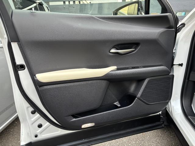 ＵＸ ＵＸ２５０ｈ　バージョンＬ　ＭＣ後モデル　白本革　パノラミックビュー　１２．３型ナビ　フルセグ　デュアルオートエアコン　三眼ＬＥＤヘッドライト　前席シートヒーター＆ベンチレーション　前後ドラレコ　ＥＴＣ　ＰＣＳ　１８ｉｎｃｈＡＷ（30枚目）