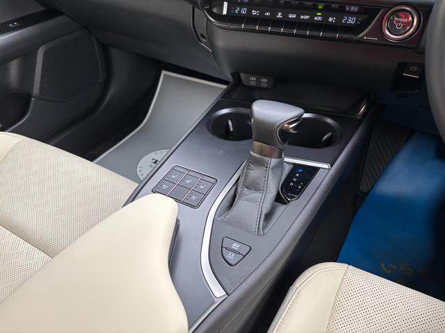 ＵＸ ＵＸ２５０ｈ　バージョンＬ　ＭＣ後モデル　白本革　パノラミックビュー　１２．３型ナビ　フルセグ　デュアルオートエアコン　三眼ＬＥＤヘッドライト　前席シートヒーター＆ベンチレーション　前後ドラレコ　ＥＴＣ　ＰＣＳ　１８ｉｎｃｈＡＷ（41枚目）