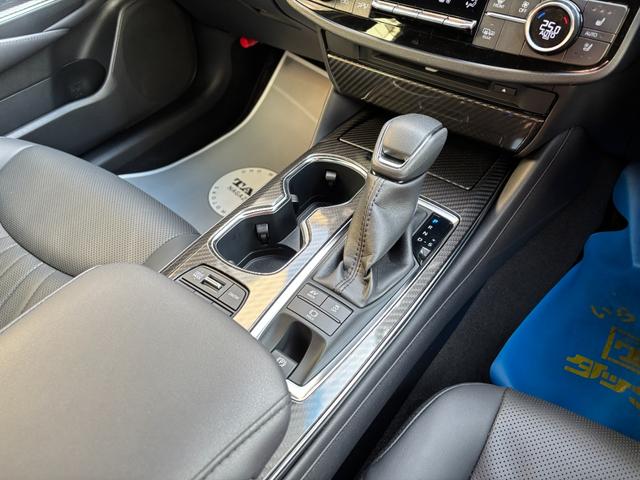 クラウンハイブリッド ＲＳアドバンス　後期型　黒革　パノラミックビューモニター　１２．３型ナビ　三眼ＬＥＤヘッドライト　前席シートヒーター＆シートクーラー　デジタルインナーミラー　カードキー　前後ドラレコ　ＥＴＣ　１８ｉｎｃｈＡＷ（43枚目）