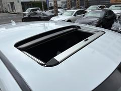 メーカーオプションのサンルーフ付き！（遠出のドライブに、開放感タップリ！車内も明るくなり、嫌な臭いもすぐに消臭できます！） 6