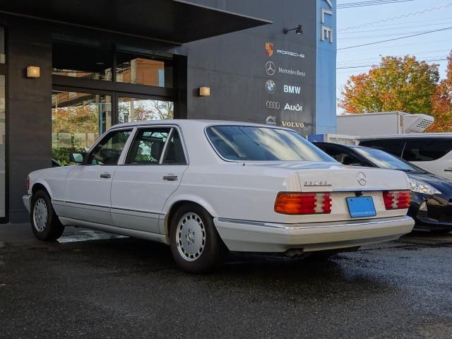 Ｓクラス ５６０ＳＥＬ　紺革シート　サンルーフ　ウッドパネル　純正１５インチＡＷ　パワーシート　コーナーポール（4枚目）