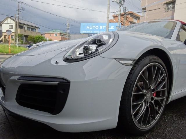 ９１１ ９１１カレラＳ　カブリオレ　正規ディーラー車　右ハンドル　スポーツクロノＰＫＧ　ＲＳスパイダーモデル２０ＡＷ　ＯＰキーフリー　ＯＰスポーツエキゾースト　ＯＰ電動格納ミラー　ＧＴステアリング　可変バルブ　ＯＰカーズレッドベルト（16枚目）