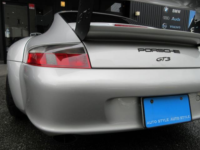 ９１１ＧＴ３　正規ディーラー車　左ハンドル　６速ＭＴ　クライスジーク可変マフラー　ＲＳ－Ｒル・マン仕様　ＲＳＲワイドボディキット　ＧＴウイング　ＭＯＭＯステアリング　クワンタムダンパーキット　ストラーダＨＤＤナビ(22枚目)