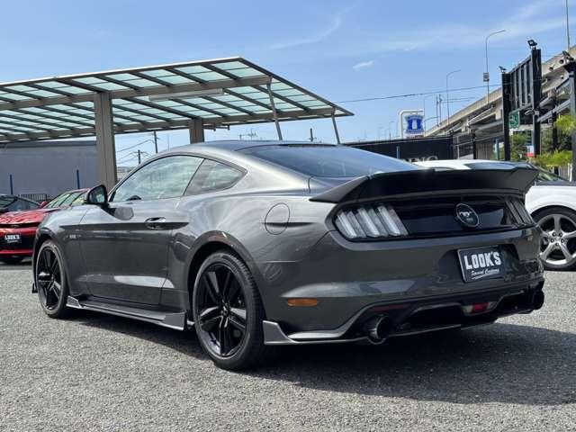 マスタング ５０イヤーズ　エディション　Ｆ／Ｓ／Ｒスポイラー　社外マフラー　ＥＴＣ　ＨＩＤ　メモリーナビ／フルセグ／Ｂｌｕｅｔｏｏｔｈ　バックカメラ　黒革シート（5枚目）