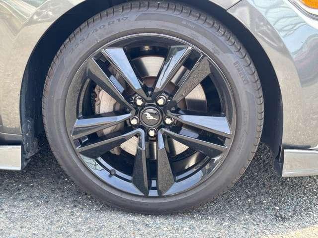 マスタング ５０イヤーズ　エディション　Ｆ／Ｓ／Ｒスポイラー　社外マフラー　ＥＴＣ　ＨＩＤ　メモリーナビ／フルセグ／Ｂｌｕｅｔｏｏｔｈ　バックカメラ　黒革シート（15枚目）