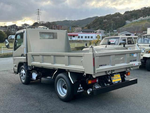 キャンター 全低床ダンプ　３ｔ全低床カスタム強化ダンプ　ＡＴ車　衝突被害軽減ブレーキ　車線逸脱警報装置　車輌安定性制御装置　ディスプレイナビ　リアビューモニター　電格ミラー　ステップライト　ステアリングスイッチ　スマートキー（8枚目）