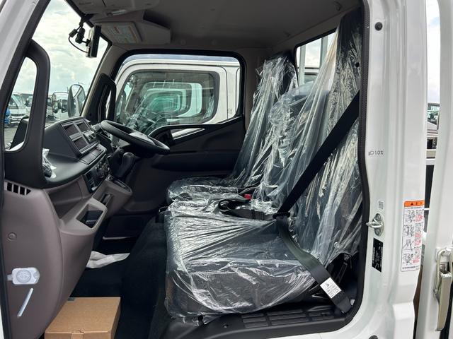 キャンター 　２ｔ全低床　平ボディ　ＡＴ車　ディスプレイナビ　衝突被害軽減ブレーキ　車線逸脱警報装置　車輌安定性制御装置　ＬＥＤヘッドライトフォグ　リアビューモニター　ドアバイザー　ゴムマット　電格ミラー（19枚目）
