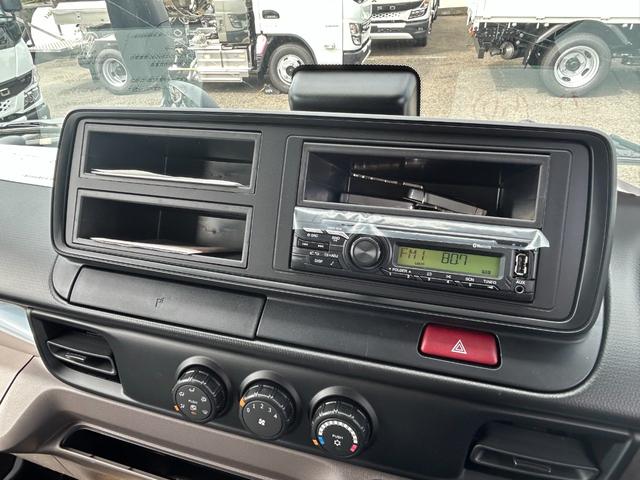 キャンター 　２ｔＷキャブ　全低床　リアビューモニター　スマートキー　リアヒーター　衝突被害軽減ブレーキ　車線逸脱警報装置　車両安定性制御装置　ゴムマット　ドアバイアー（17枚目）