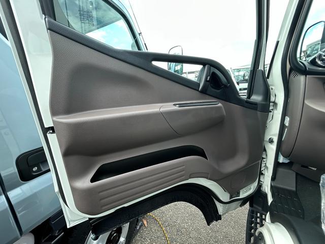 キャンター 　２ｔＷキャブ　全低床　リアビューモニター　スマートキー　リアヒーター　衝突被害軽減ブレーキ　車線逸脱警報装置　車両安定性制御装置　ゴムマット　ドアバイアー（18枚目）