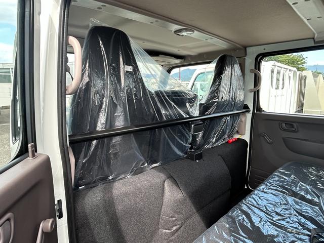 キャンター 　２ｔＷキャブ　全低床　リアビューモニター　スマートキー　リアヒーター　衝突被害軽減ブレーキ　車線逸脱警報装置　車両安定性制御装置　ゴムマット　ドアバイアー（24枚目）