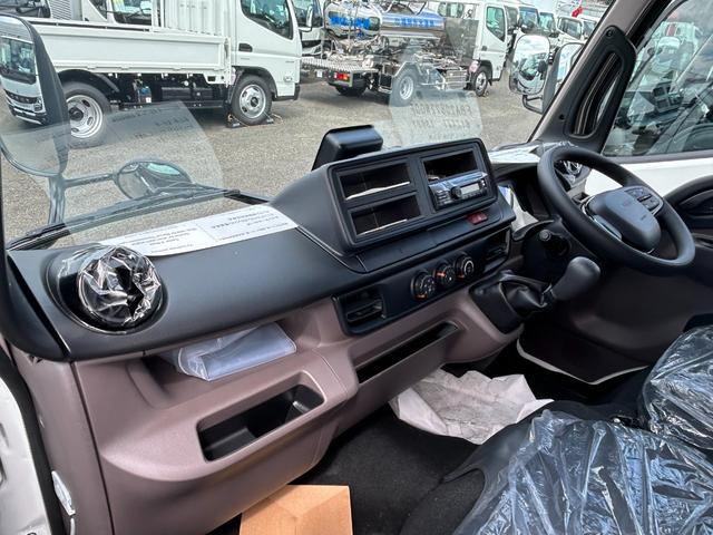 キャンター 　２ｔＷキャブ　全低床　リアビューモニター　スマートキー　リアヒーター　衝突被害軽減ブレーキ　車線逸脱警報装置　車両安定性制御装置　ゴムマット　ドアバイアー（29枚目）