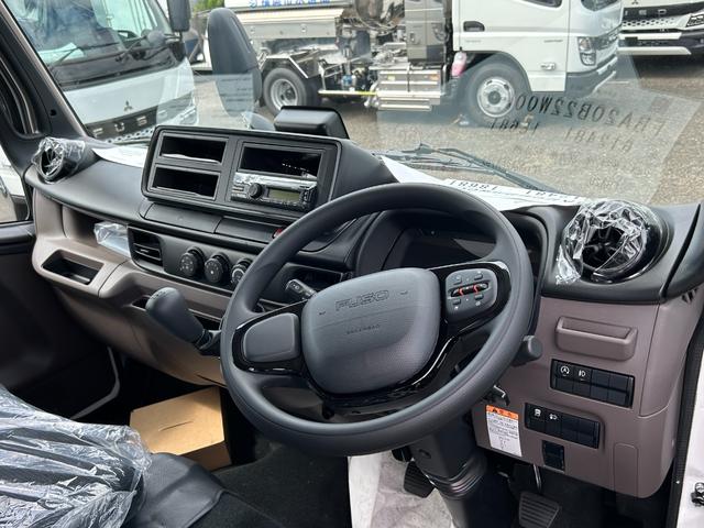 キャンター 　２ｔＷキャブ　全低床　リアビューモニター　スマートキー　リアヒーター　衝突被害軽減ブレーキ　車線逸脱警報装置　車両安定性制御装置　ゴムマット　ドアバイアー（32枚目）