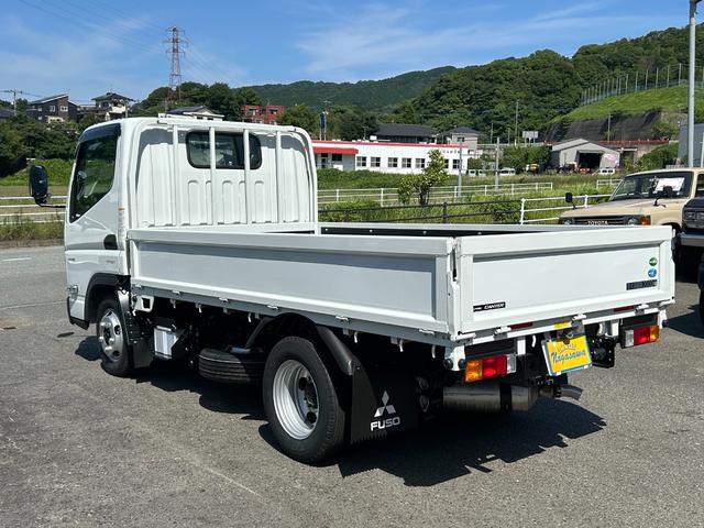 キャンター 2t平 全低床シングルキャブ 5MT 衝突被害軽減ブレーキ 車線逸脱警報装置 車両安定性制御装置 スマートキー LEDライト フォグ リアビューモニター ドアバイザー ゴムマット(5枚目)