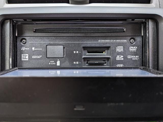 ボタンを押すとナビが自動でオープン！こちらにディスクを挿入することで再生可能です！