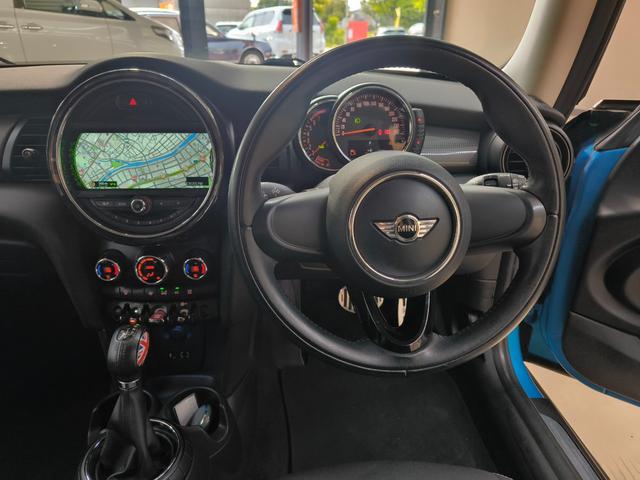 ＭＩＮＩ クーパー　検Ｒ９／２　走行４０６４１キロ　禁煙車　純正ナビ　スマキー　電動格納ミラー　ＥＴＣ　クロームラインエクステリア　ディーラー車　デュアルエアコン　スペアキー　取説整備手帳　純１５ＡＷ　ＨＩＤヘッドライト（19枚目）