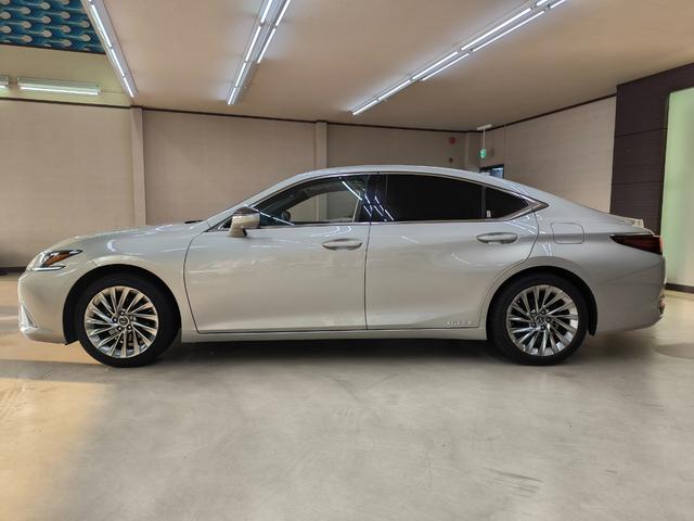 ＥＳ ＥＳ３００ｈ　バージョンＬ　ワンオーナー　禁煙車　サンルーフ　電動レザーシート　シートエアコン　ステアリングヒーター　レクサスセーフティ＋　純正ナビ　全方位カメラ　ドラレコ　ＥＴＣ２．０　ブラインドスポットモニター　ハイブリッド（8枚目）