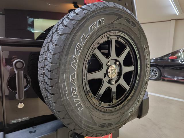 ジープ・ラングラーアンリミテッド スポーツ　禁煙車　クルコン　バックカメラ　リクライニングキット　ナビ　フルセグＴＶ　ドラレコ　キーレス　ＥＴＣ　取扱説明書　整備手帳　スペアキー　アクセルスペーサー　純１７ＡＷ　盗難防止システム　衝突安全ボディ（16枚目）