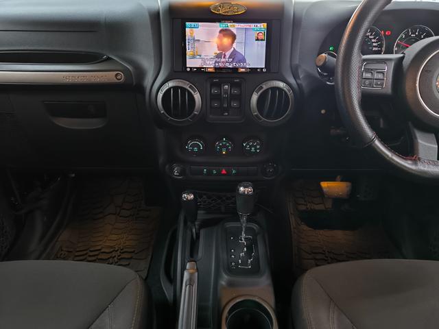 ジープ・ラングラーアンリミテッド スポーツ　禁煙車　クルコン　バックカメラ　リクライニングキット　ナビ　フルセグＴＶ　ドラレコ　キーレス　ＥＴＣ　取扱説明書　整備手帳　スペアキー　アクセルスペーサー　純１７ＡＷ　盗難防止システム　衝突安全ボディ（19枚目）