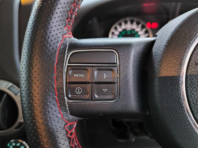 ジープ・ラングラーアンリミテッド スポーツ　禁煙車　クルコン　バックカメラ　リクライニングキット　ナビ　フルセグＴＶ　ドラレコ　キーレス　ＥＴＣ　取扱説明書　整備手帳　スペアキー　アクセルスペーサー　純１７ＡＷ　盗難防止システム　衝突安全ボディ（31枚目）