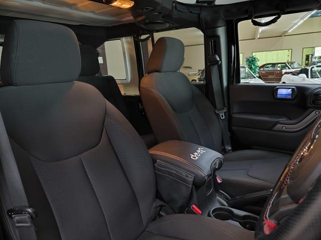 ジープ・ラングラーアンリミテッド スポーツ　禁煙車　クルコン　バックカメラ　リクライニングキット　ナビ　フルセグＴＶ　ドラレコ　キーレス　ＥＴＣ　取扱説明書　整備手帳　スペアキー　アクセルスペーサー　純１７ＡＷ　盗難防止システム　衝突安全ボディ（37枚目）