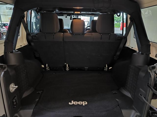 ジープ・ラングラーアンリミテッド スポーツ　禁煙車　クルコン　バックカメラ　リクライニングキット　ナビ　フルセグＴＶ　ドラレコ　キーレス　ＥＴＣ　取扱説明書　整備手帳　スペアキー　アクセルスペーサー　純１７ＡＷ　盗難防止システム　衝突安全ボディ（40枚目）