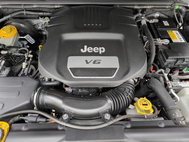 ジープ・ラングラーアンリミテッド スポーツ　禁煙車　クルコン　バックカメラ　リクライニングキット　ナビ　フルセグＴＶ　ドラレコ　キーレス　ＥＴＣ　取扱説明書　整備手帳　スペアキー　アクセルスペーサー　純１７ＡＷ　盗難防止システム　衝突安全ボディ（45枚目）