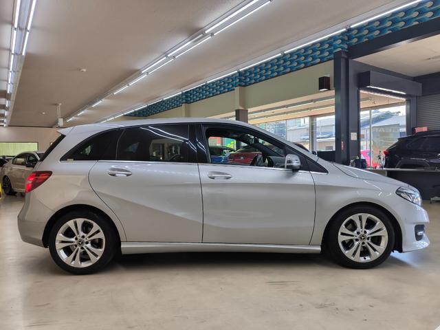 Ｂクラス Ｂ１８０　ワンオーナー　禁煙車　走行１万Ｋ台　サンルーフ　電動レザー　クルコン　レーンキープ　アテンションアシスト　シートヒーター　ドラレコ　ＥＴＣ　盗難防止システム　衝突安全ボディ　ブラインドスポットモニター（4枚目）