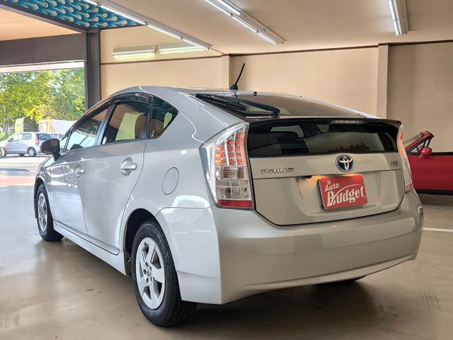 プリウス Ｇ　ワンオーナー　禁煙車　純正ＴＶ付ナビ　バックカメラ　スマートキー　プッシュスタート　キーレスエントリー　ＥＴＣ　クルーズコントロール　純正１５インチアルミホイール　取扱説明書　整備手帳　スペアキー（7枚目）