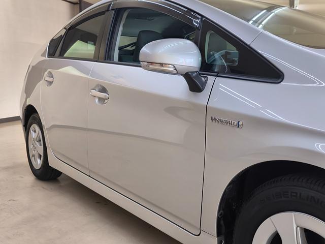 プリウス Ｇ　ワンオーナー　禁煙車　純正ＴＶ付ナビ　バックカメラ　スマートキー　プッシュスタート　キーレスエントリー　ＥＴＣ　クルーズコントロール　純正１５インチアルミホイール　取扱説明書　整備手帳　スペアキー（13枚目）