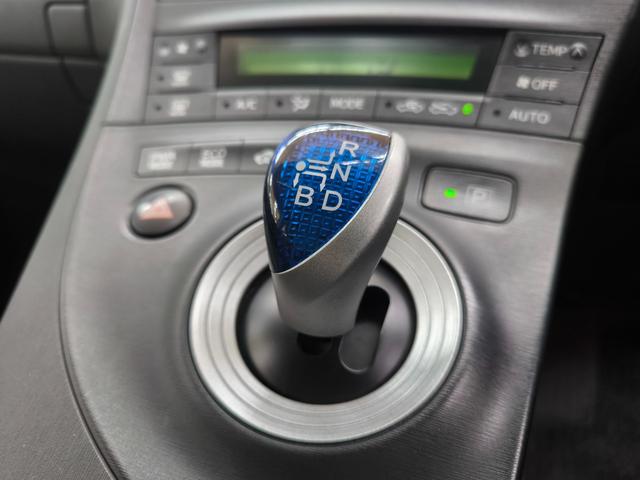 プリウス Ｇ　ワンオーナー　禁煙車　純正ＴＶ付ナビ　バックカメラ　スマートキー　プッシュスタート　キーレスエントリー　ＥＴＣ　クルーズコントロール　純正１５インチアルミホイール　取扱説明書　整備手帳　スペアキー（42枚目）