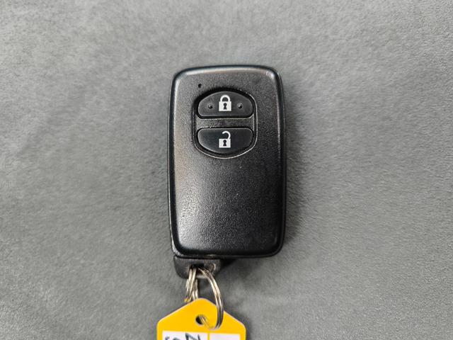 プリウス Ｇ　ワンオーナー　禁煙車　純正ＴＶ付ナビ　バックカメラ　スマートキー　プッシュスタート　キーレスエントリー　ＥＴＣ　クルーズコントロール　純正１５インチアルミホイール　取扱説明書　整備手帳　スペアキー（49枚目）