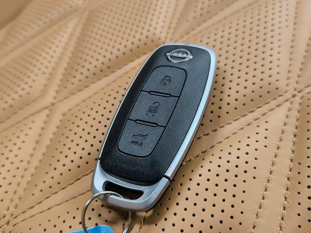 スマートキー付きです！キーはバックやポケットに入れたままでエンジン始動、ドアの開閉が出来ます♪