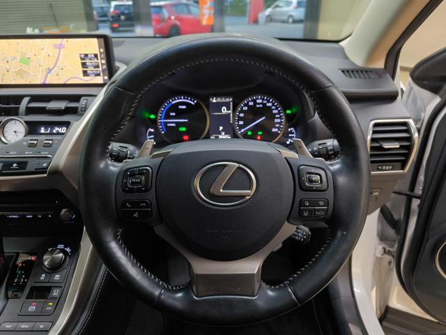 すっきりしたハンドルまわり！！運転席周りの操作がしやすい作りになってますね！！