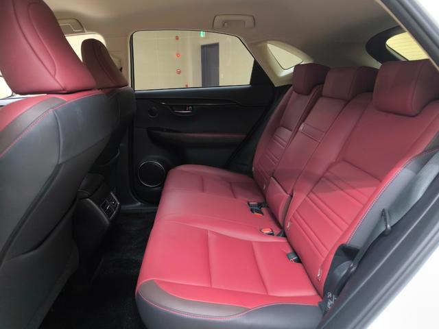 本店から徒歩１分！ショールームあります！その他、掲載車以外にも１００台以上の在庫がございます。