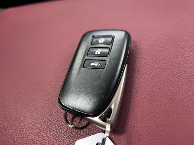 スマートキー付きです！キーはバックやポケットに入れたままでエンジン始動、ドアの開閉が出来ます♪