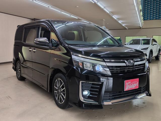 ヴォクシー ＺＳ　煌ＩＩ　ワンオーナー　禁煙車　走行４万Ｋ台　純正１０．５インチナビ　フルセグＴＶ　バックカメラ　フリップダウンモニター　両側電動スライドドア　衝突軽減ブレーキ　取説整備手帳　スペアキー　純正１６ＡＷ　ＥＴＣ（3枚目）