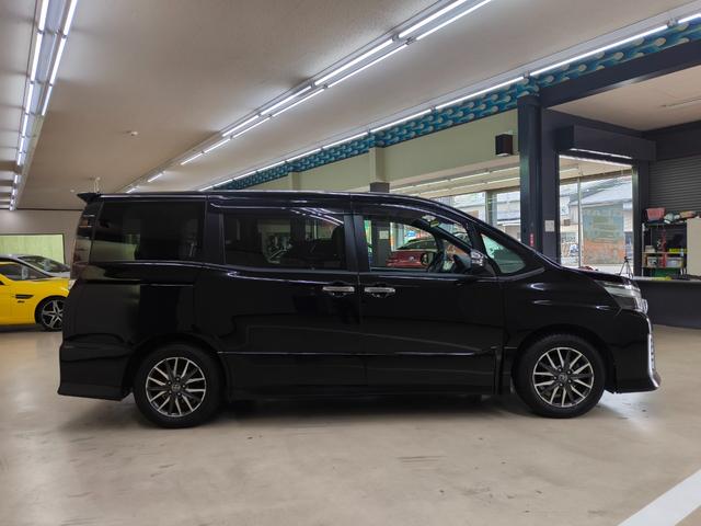 ヴォクシー ＺＳ　煌ＩＩ　ワンオーナー　禁煙車　走行４万Ｋ台　純正１０．５インチナビ　フルセグＴＶ　バックカメラ　フリップダウンモニター　両側電動スライドドア　衝突軽減ブレーキ　取説整備手帳　スペアキー　純正１６ＡＷ　ＥＴＣ（4枚目）