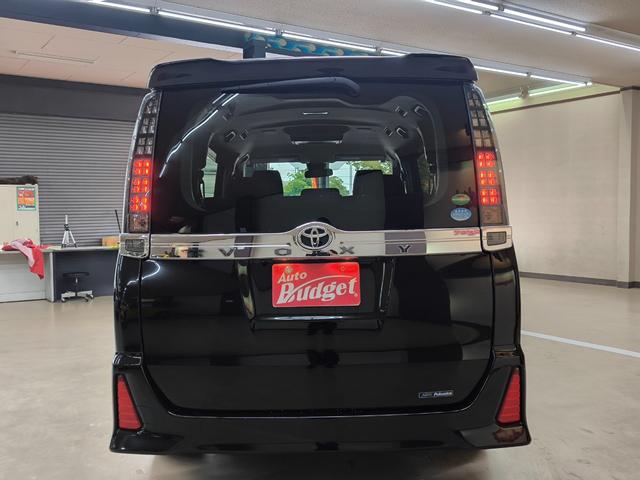 ヴォクシー ＺＳ　煌ＩＩ　ワンオーナー　禁煙車　走行４万Ｋ台　純正１０．５インチナビ　フルセグＴＶ　バックカメラ　フリップダウンモニター　両側電動スライドドア　衝突軽減ブレーキ　取説整備手帳　スペアキー　純正１６ＡＷ　ＥＴＣ（6枚目）