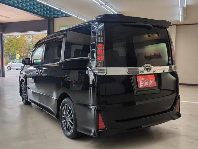 ヴォクシー ＺＳ　煌ＩＩ　ワンオーナー　禁煙車　走行４万Ｋ台　純正１０．５インチナビ　フルセグＴＶ　バックカメラ　フリップダウンモニター　両側電動スライドドア　衝突軽減ブレーキ　取説整備手帳　スペアキー　純正１６ＡＷ　ＥＴＣ（7枚目）